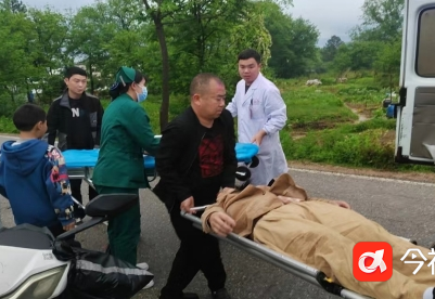 江西万年：女子车祸中受伤 村支书及时救助暖人心