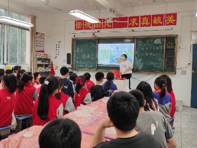 万载县茭湖乡中心小学：家长进课堂 携手伴成长