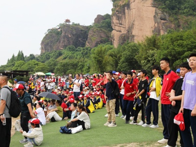 鹰潭龙虎山：万名学生探秘世界丹霞地质奇观