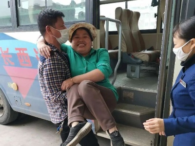 新干公交司机这个“公主抱”， 温暖了很多人！