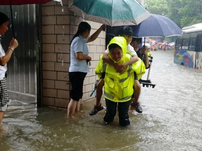 新干：暴雨积水致困，交警开辟“回家通道”！