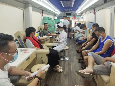 荷浦乡组织干部群众开展无偿献血活动