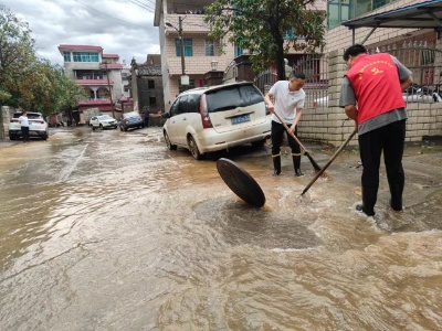 金川镇城北社区：清理路面积水，保障出行安全