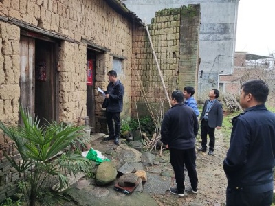 七琴镇：劝离危房住户 保障群众安全