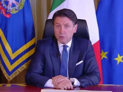 因戴口罩遭群嘲，意大利议员怒摔话筒，接受总台采访他说……