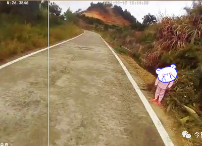 惊险！小女孩误闯高速服务区，高速民警带她找妈妈！