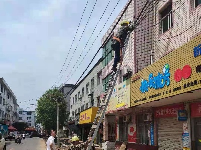 【我为群众办实事】荷尧镇开展杂乱线缆整治行动
