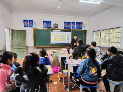 摇曳三月春风，东桥镇边山小学“雷”厉“锋”行