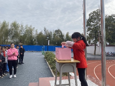 东桥镇沿塘小学开展学雷锋系列实践活动