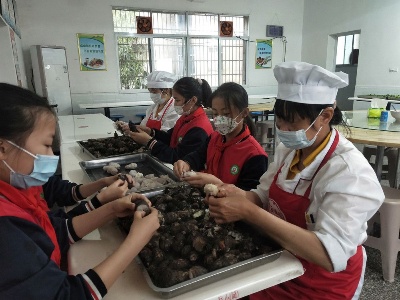 致敬劳动者 美德践于行——湘东镇远大小学“五一”劳动节教育实践活动