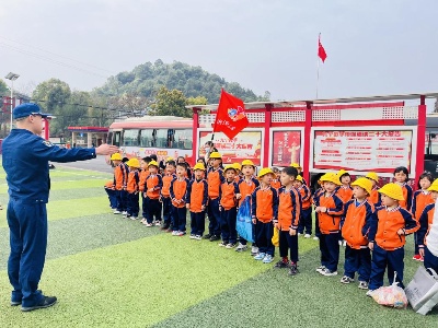 “童”行消防队，致敬火焰蓝——湘东镇中心幼儿园参观消防大队社会实践活动