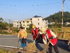 湘东镇：黄堂村志愿者开展环境卫生整治活动