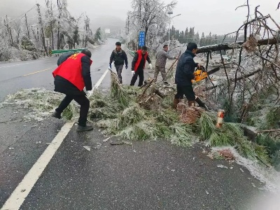 白竺乡党委组织机关党员干部积极奔赴防范应对低温雨雪冰冻天气一线