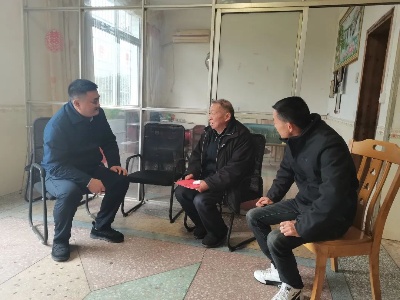排上镇深入老党员、监测户家中走访慰问