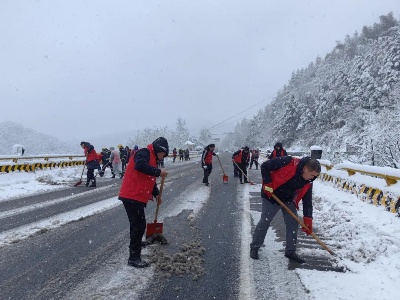 白竺乡组织党员志愿者在319国道铲雪