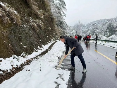 广寒寨乡在主要路段开展除雪清障工作