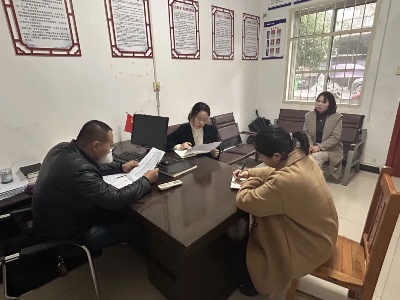 老关镇到关里村对“三会一课”等工作进行督导