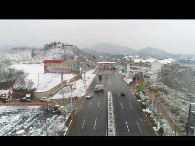 扫除冰雪保平安  警民共叙雪中情.