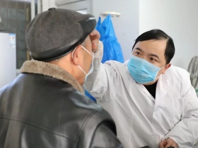 江西萍乡抗疫：妻子扶着残疾村医丈夫为武汉返乡人员服务