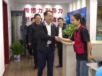 县领导看望慰问一线新闻工作者