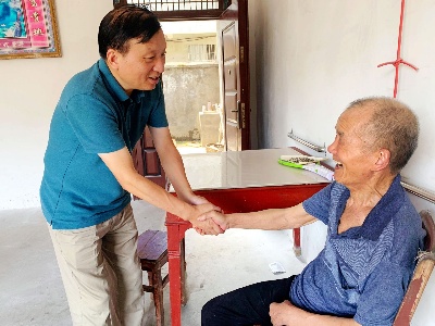 德安县塘山乡：第一书记来串门 留守老人不孤单