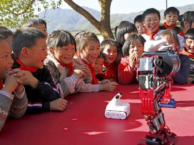 铅山：机器人走进山村小学