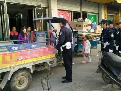 【两城同创】三轮车随意停放 铅山交警悉心劝导  