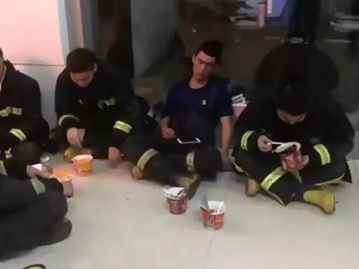 心疼！消防员灭火后手抖到挑不起泡面，旁边的队友吃着吃着睡着了