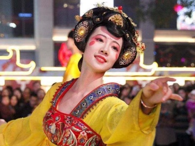 不倒翁小姐姐走红之后，网友的画风渐渐失控哈哈哈