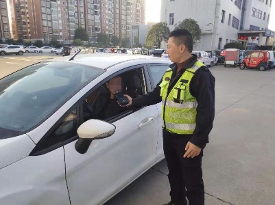 铅山一驾驶员路边违停遇交警赶忙挪车 不料却被查出酒驾
