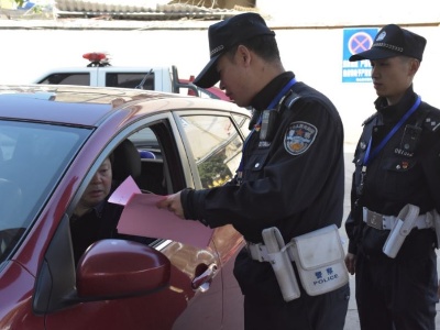 【两城同创】铅山交警深入加油站 为交通安全“加油”