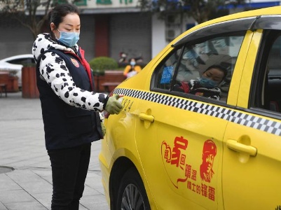 “让医务人员无后顾之忧！”——重庆志愿者“守护”千余名一线医护人员家属见闻