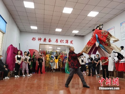 从30后到90后 一家三代共同守护川北大木偶“传承梦