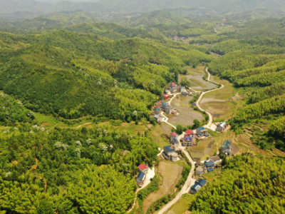 【迎“两会”，看变化】偏远山村余源，在追赶发展的路上一步一个脚印