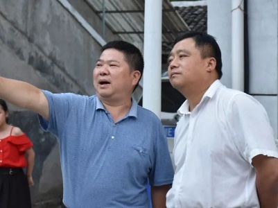 爱心进行时！抗洪救灾募捐义演走进武夷山镇西坑村