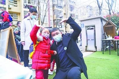 多点“父能量”！武汉多所学校设立爸爸接送日