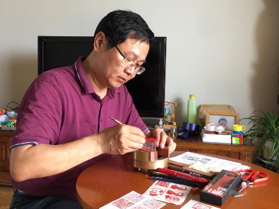 小小方寸石，浓浓爱党心