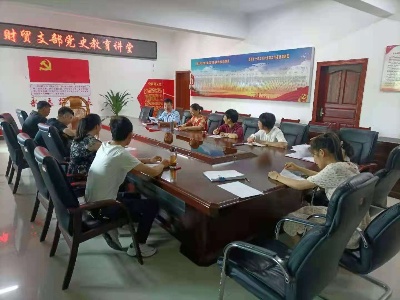 新滩乡各班子成员到挂点联系支部上专题党史课