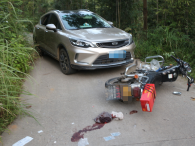 小轿车弯道撞上摩托车