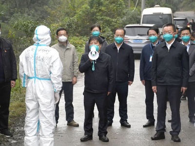 孙菊生在铅山督导疫情防控工作并慰问防疫一线人员时强调——完善防控策略，落实防控举措，切实保障群众生命安全和身体健康