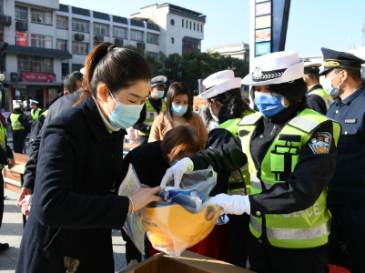 铅山交警开展122“全国交通安全日”宣传活动