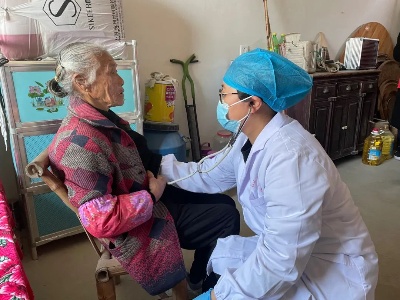 我为群众办实事 | 情系高龄老人 暖心上门服务