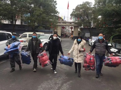 广信区应家乡爱心人士捐赠冲锋衣  助力疫情防控工作