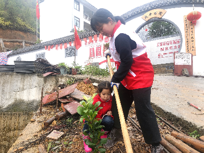 广信区：志愿者协会开展义务植树活动