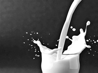 喝牛奶方法不对，无益甚至有害！你占了几样？