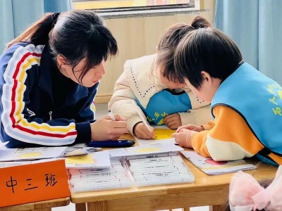 石人乡中心幼儿园开展“巧手制作·创意无限”师幼制作图书评比活动