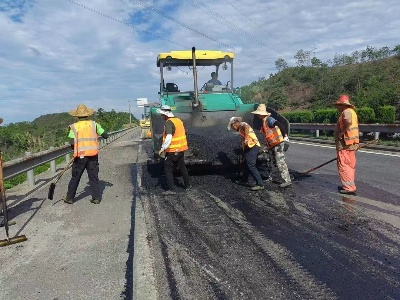 廣信公路中心：搶抓晴好天氣 修復(fù)水毀路面