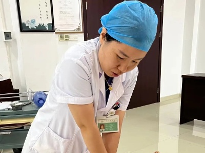 区中医院举办第6个“8·19”中国医师节急救技能竞赛活动