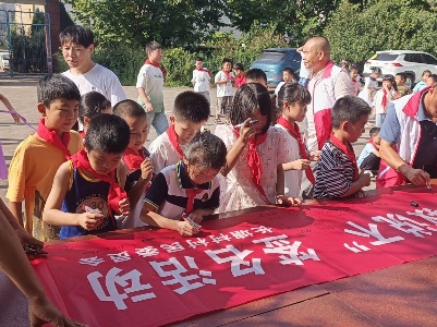枫岭头镇开展“对邪教说不”进校园宣传签名活动