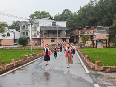 枫岭头长塘村妇联开展环境卫生入户评比活动